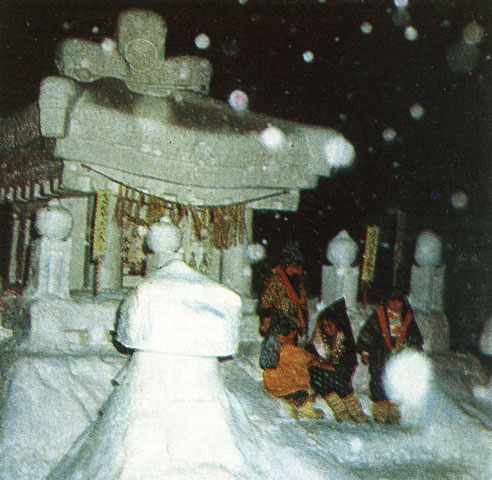 Сооружения изо льда и снега во время снежных фестивалей доставляют много радостей и взрослым и детям. На снимке изображен синтоистский храм в окружении традиционных фонарей,  символизирующих память об ушедших поколениях