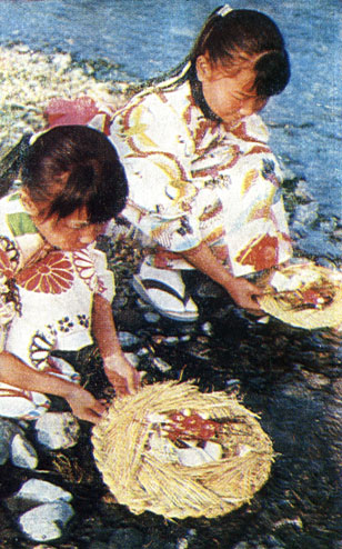 Церемония спуска на воду соломенных корзинок в г. Кураёси (преф. Тоттори) с целью отвести несчастье от детей