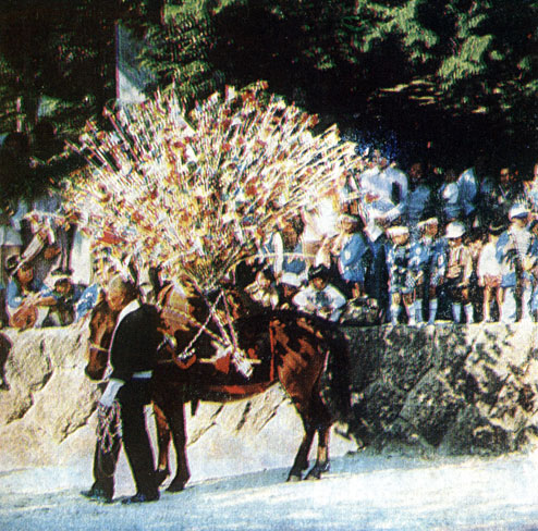 Шествие лошадей в Минамикисо (преф. Нагано) во время местного храмового праздника