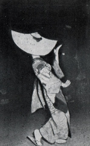 Танцы Нисимонаи бон-одори во время праздника Бон
