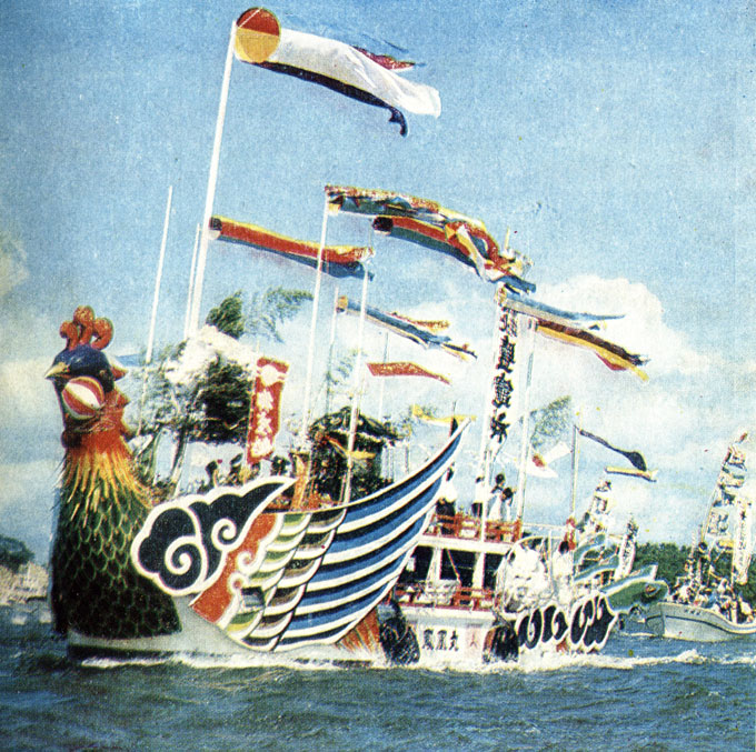 Парад богато украшенных лодок с микоси на борту в заливе Мацусима в г. Сиогама (преф. Мияги)