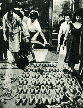 При входе в помещение японского стиля, где полагается снимать обувь