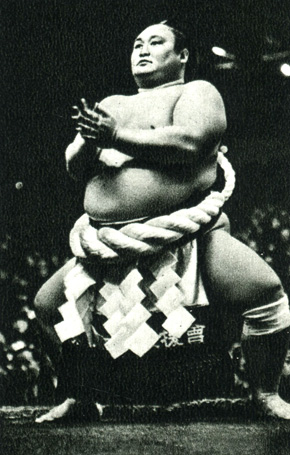 Борец сумо в парадном поясе, свидетельствующем о его классе
