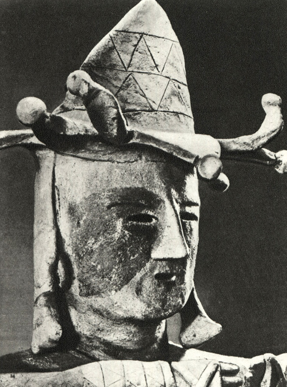 Скульптура сидящего воина. Глина. Доисторический период. Высота фигуры 53 см.Тайра