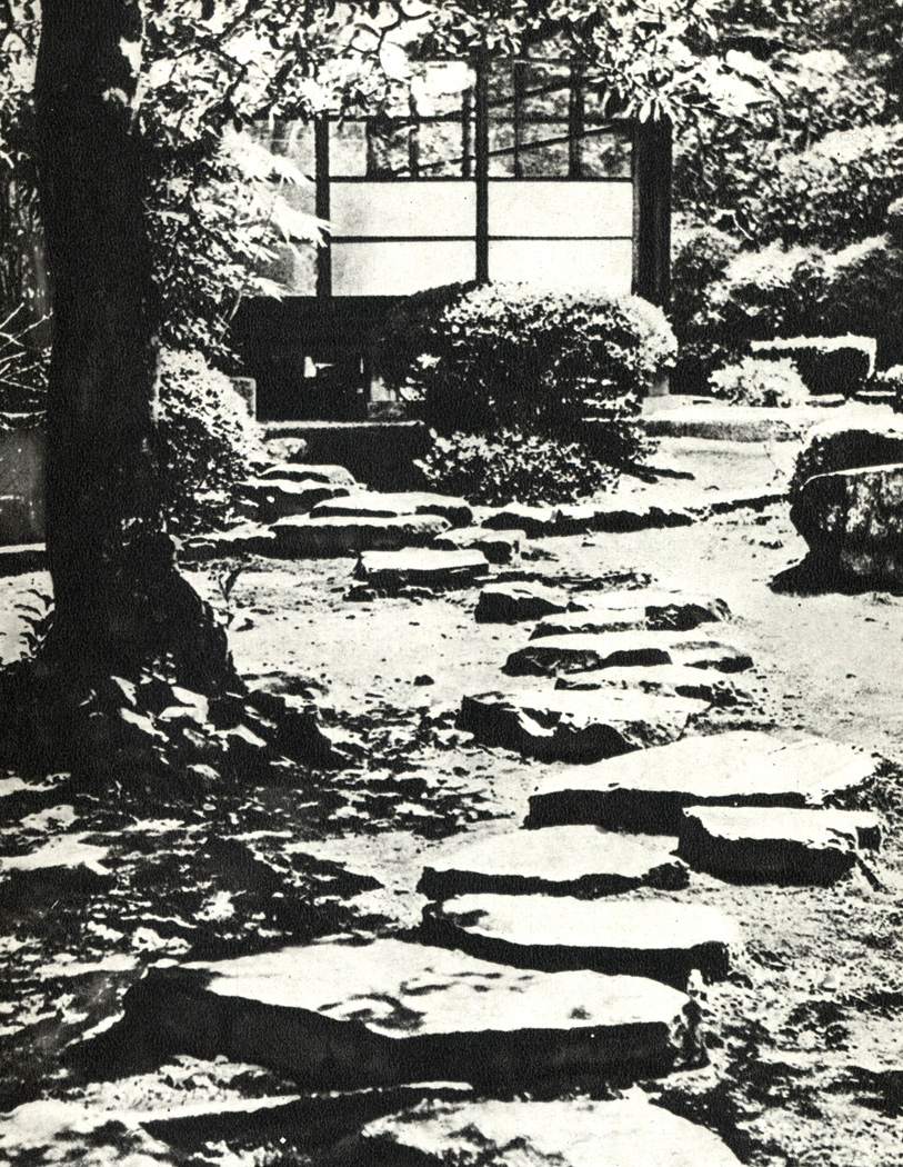 Каменная дорожка в саду. Префектура Киото